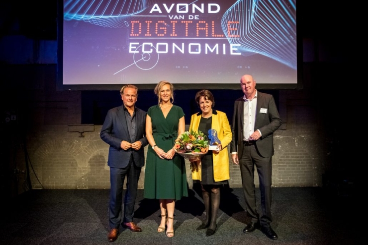 Manon van Beek met de door haar gewonnen ICT Personality Award. 