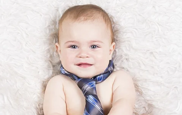 Baby met stropdas